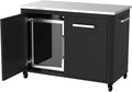 Ein schwarzer Rollschrank mit Edelstahlplatte und zwei Türen, ideal für Ihre Outdoor-Küche. Lagern Sie das Wesentliche oder den Cozze Kühlschrank 60L mit Stahlrahmen, elektrisch 230V (CH-Stecker). Leicht zu bewegen mit Griff und Rädern.