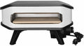 Der Cozze 13 Zoll Pizzaofen, elektrisch V230 (CH-Stecker) von Cozze ist ein kompakter, moderner Ofen mit schwarzer Oberseite, weißen Seiten, offener Vorderseite mit Cordierit-Pizzastein, schwarzen Beinen und einem auf der rechten Seite aufgewickelten Stromkabel.