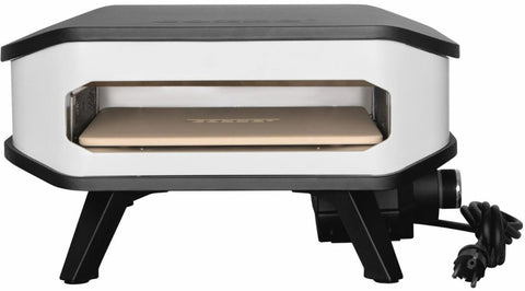 Der Cozze 13 Zoll Pizzaofen, elektrisch V230 (CH-Stecker) von Cozze ist ein kompakter, moderner Ofen mit schwarzer Oberseite, weißen Seiten, offener Vorderseite mit Cordierit-Pizzastein, schwarzen Beinen und einem auf der rechten Seite aufgewickelten Stromkabel.