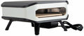 Der Cozze 13 Zoll Pizzaofen, elektrisch V230 (CH-Stecker) von Cozze verfügt über ein modernes schwarz-weißes Design, vier stabile Beine, eine offene Front, ein sichtbares Stromkabel und einen Cordierit-Pizzastein für perfekte Krusten.