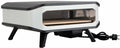 Der Cozze 17 Zoll Pizzaofen, elektrisch V230 (CH-Stecker), von Cozze verfügt über ein elegantes schwarz-weißes Design, einen Cordierit-Pizzastein, eine Netzbelüftung, vier kurze Beine und ein rückseitiges Stromkabel - ideal für Ihr nächstes Outdoor-Pizzaerlebnis.