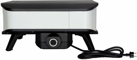 Der Cozze 17 Zoll Pizzaofen, elektrisch V230 (CH-Stecker) von Cozze hat ein rechteckiges Design mit schwarzer Oberseite, weißen Seiten, vier abgewinkelten Beinen, zentralem Einschaltknopf und rechtsseitigem schwarzem Stromkabel - ideal für selbstgemachte Outdoor-Pizza.