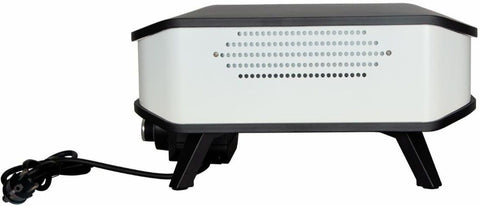 Ein Cozze 17 Zoll Pizzaofen, elektrisch V230 (CH-Stecker) von Cozze mit einem weiß-schwarzen Design mit seitlichen Lüftungslöchern, vier abgewinkelten Beinen und einem angebrachten Stromkabel steht vor einem schlichten Hintergrund.