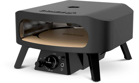 Der Cozze Pizzaofen Rotate - Black Edition [13 Zoll] verfügt über eine Frontöffnung, einen sichtbaren drehbaren Pizzastein und einen Bedienknopf an der Vorderseite. Sein schlankes Design mit vier abgewinkelten Beinen ist perfekt für Pizzaabende im Freien. Gas, 50mbar - CH-Regler.