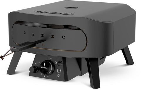 Der Cozze Pizzaofen Rotate - Black Edition [13 Zoll] ist ein eleganter Gaspizzaofen für den Außenbereich mit Pizzaschlitz an der Vorderseite, Bedienknopf, Temperaturanzeige, verstellbaren Füßen, Cozze-Branding und rotierendem Pizzastein für gleichmäßiges Backen. Inklusive 50 mbar CH-Regler.