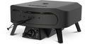 Der Cozze Pizzaofen Rotate - Black Edition [17 Zoll], Gas, 50mbar mit CH-Regler verfügt über eine "Cozze"-Fronttür, einen Zuggriff, einen Bedienknopf, eine Kontrollleuchte und einen 360° rotierenden Pizzastein auf vier Beinen - hier vor einem weißen Hintergrund.