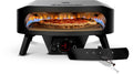 Der Cozze Pizzaofen Rotate - Black Edition [17 Zoll] verfügt über Drehregler, eine abnehmbare Frontplatte mit dem Markenzeichen "Cozze" und einen um 360° drehbaren Pizzastein für gleichmäßig gebackene Pizza. Die sichtbaren Flammen unterstreichen das elegante gasbetriebene Design.