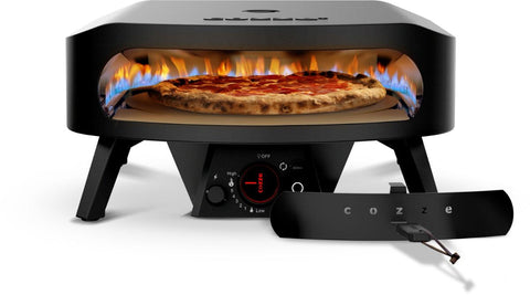 Der Cozze Pizzaofen Rotate - Black Edition [17 Zoll] verfügt über Drehregler, eine abnehmbare Frontplatte mit dem Markenzeichen "Cozze" und einen um 360° drehbaren Pizzastein für gleichmäßig gebackene Pizza. Die sichtbaren Flammen unterstreichen das elegante gasbetriebene Design.