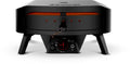 Der Cozze Pizzaofen Rotate - Black Edition [17 Zoll], Gas, 50mbar - CH-Regler zeichnet sich durch ein elegantes schwarzes Design mit dem Schriftzug "Cozze" auf der Vorderseite, orangefarbenem Leuchten im Inneren, drehbarem 360° Pizzastein, Bedienknopf, Zündknopf und vier stabilen Beinen aus.