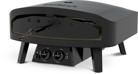 Der Cozze Pizzaofen - Black Edition [24 Zoll], Gas, 50mbar mit CH-Regler hat ein schwarzes Äußeres, einen Frontschlitz, einen Griff, zwei "COZZE"-Regler zur Flammen- und Temperatureinstellung und einen Edelstahl-Brenner auf der Frontplatte.