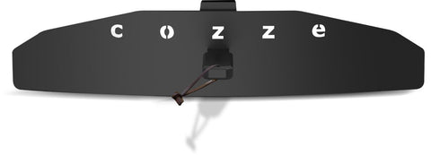 Ein schwarzer, rechteckiger Cozze Pizzaofen - Black Edition [24 Zoll], Gas, 50mbar - CH-Regler trägt den Schriftzug "cozze" in weißen Kleinbuchstaben; in der Mitte hängen ein kleines elektronisches Teil und Drähte, die den hochwertigen Edelstahl-Brenner-Stil widerspiegeln.