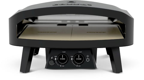 Frontansicht des Cozze Pizzaofen - Black Edition [24 Zoll], ein Gas-Tischbackofen mit zwei Bedienknöpfen, Edelstahl-Brenner und Steinoberflächen. Der geräumige Innenraum ist sichtbar, und er steht auf vier Beinen. Marke: Cozze.
