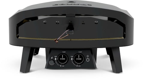 Der Cozze Pizzaofen - Black Edition [24 Zoll], Gas, 50mbar - CH-Regler von Cozze verfügt über einen offenen Schlitz, zwei Bedienknöpfe an der Vorderseite mit der Aufschrift "OFF" und "CITZZLE", einen Brenner aus rostfreiem Stahl und kurze, angewinkelte Beine zur Unterstützung.
