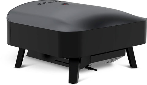 Der Cozze Pizzaofen - Black Edition [24 Zoll], Gas, 50mbar - CH-Regler zeichnet sich durch ein minimalistisches schwarzes Design mit vier kurzen Beinen und einem Edelstahlbrenner aus, perfekt für effizientes Pizzabacken im Freien.