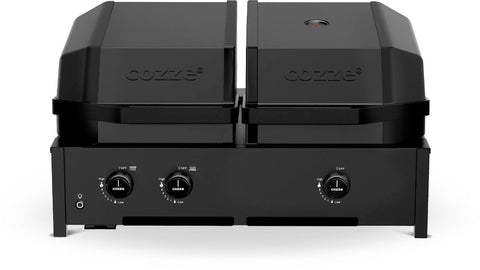 Der Cozze Grill Quattro 900 ist ein schwarzer Doppelbrenner-Gasgrill für den Außenbereich mit zwei separaten Deckeln, drei Temperaturreglern und optionaler Infrarotbrenner-Kompatibilität - ideal für vielseitiges Kochen.