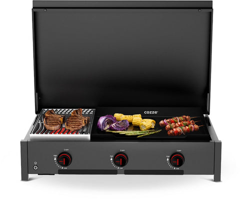Der Cozze Grill Combo 900, Gas, 50mbar - CH-Regler von Cozze verfügt über drei Brenner mit Drehknöpfen zum Grillen von Steak, Mais, Zwiebeln, Spargel und Gemüsespieße auf beiden Grill- und Plancha-Flächen bei geöffnetem Deckel.