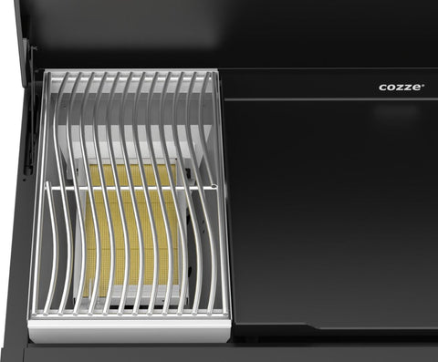 Nahaufnahme des Cozze Grill Combo 900 von Cozze, Gas, 50mbar mit CH-Regler: Metallrost auf einem Infrarot-Brenner (links) und eine glatte schwarze Oberfläche mit dem "cozze"-Logo (rechts).