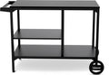 Die Cozze Elements BBQ Station von Cozze hat ein elegantes schwarzes Metalldesign mit drei Ablagen, zwei Rädern auf der rechten Seite und einem Griff auf der linken Seite. Sie ist ideal für Grill- oder Outdoor-Küchen und verbindet moderne Schlichtheit mit praktischem Nutzen.