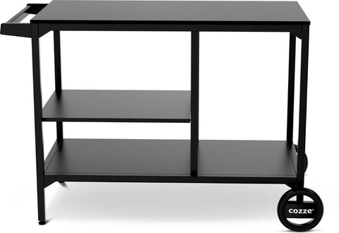 Die Cozze Elements BBQ Station von Cozze hat ein elegantes schwarzes Metalldesign mit drei Ablagen, zwei Rädern auf der rechten Seite und einem Griff auf der linken Seite. Sie ist ideal für Grill- oder Outdoor-Küchen und verbindet moderne Schlichtheit mit praktischem Nutzen.