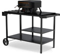 Die Cozze Elements BBQ Station von Cozze verfügt über einen schwarzen Metallrahmen, zwei Ablagen, eine Edelstahl-Arbeitsfläche und Räder an einem Ende. Ein kompakter, moderner Pizzaofen befindet sich auf dieser eleganten Outdoor-Kücheneinrichtung.