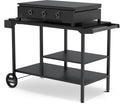 Die Cozze Elements BBQ Station ist ein schwarzer Outdoor-Grillwagen mit flacher Grillplatte, Bedienknöpfen, zwei Ablagen, seitlichem Griff und Rädern - ideal für Ihre Outdoor-Küche. Die Marke Cozze erscheint auf dem Rad.