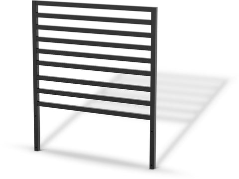 Die Cozze Elements Rückwand für Outdoor-Küchenmodul [90 cm] von Cozze ist eine schwarze Metallplatte mit horizontalen Stäben und zwei vertikalen Pfosten, die auf zwei Beinen steht. Ideal als Wind- und Wetterschutz für Ihr 90 cm Outdoor-Küchenmodul.