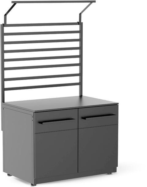 Ein moderner dunkelgrauer Metallschrank mit zwei oberen Schubladen, zwei unteren Türen und einer Cozze Elements Rückwand für Outdoor-Küchenmodul [90 cm] von Cozze zum Schutz vor Wind und Wetter. Enthält vertikale Latten mit einer Überkopfschiene an der Rückseite.