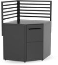 Ein schwarzer Metalltisch Cozze Elements Rückwand für Outdoor-Küchen Eckmodul [90 cm] mit einem Sichtschutz aus horizontalen Lamellen und zwei Schubladen auf der rechten Seite, der modernes Design mit dem schlichten Stil von Cozze verbindet.