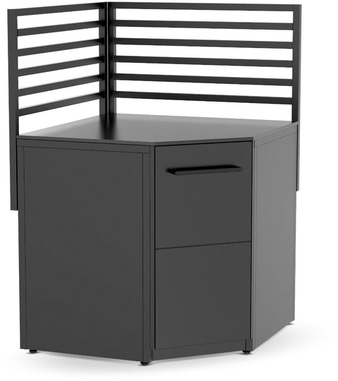 Ein schwarzer Metalltisch Cozze Elements Rückwand für Outdoor-Küchen Eckmodul [90 cm] mit einem Sichtschutz aus horizontalen Lamellen und zwei Schubladen auf der rechten Seite, der modernes Design mit dem schlichten Stil von Cozze verbindet.