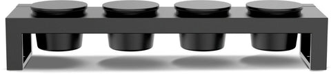 Die Cozze Toppingstation - schwarz von Cozze hat ein kompaktes, schwarzes, rechteckiges Design mit vier runden, in einer Reihe angeordneten Deckelbehältern - perfekt für die Organisation von Pizza-Zutaten.