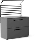 Das Cozze Elements LED-Rack für Outdoor-Küchenmodul [110 cm] verfügt über ein elegantes schwarzes Metalldesign mit minimalistischen Griffen, horizontalen Lamellen und einer robusten Konstruktion - perfekt für moderne Outdoor-Küchen von Cozze.