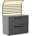 Das Cozze Elements LED-Rack für Outdoor-Küchenmodul [110 cm] ist ein moderner, dunkelgrauer Schrank mit zwei Schubladen, schwarzen Griffen, einer Rückwand aus Metall mit Lattenrost und horizontaler LED-Beleuchtung - ideal für Ihre Outdoor-Küche oder Ihr Cozze Elements-Setup.