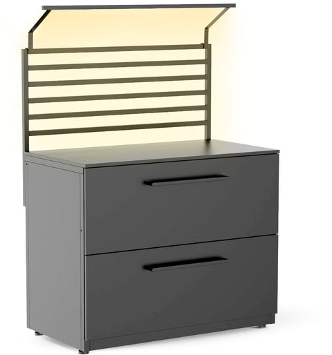 Das Cozze Elements LED-Rack für Outdoor-Küchenmodul [110 cm] ist ein moderner, dunkelgrauer Schrank mit zwei Schubladen, schwarzen Griffen, einer Rückwand aus Metall mit Lattenrost und horizontaler LED-Beleuchtung - ideal für Ihre Outdoor-Küche oder Ihr Cozze Elements-Setup.
