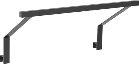 Ein minimalistischer schwarzer Metallhandlauf mit gerader Stange und abgewinkelten Wandhalterungen, perfekt für die Kombination mit dem Cozze Elements LED-Rack für Outdoor-Küchen Kühlschrankmodul [52 cm] von Cozze in modernen Interieurs.