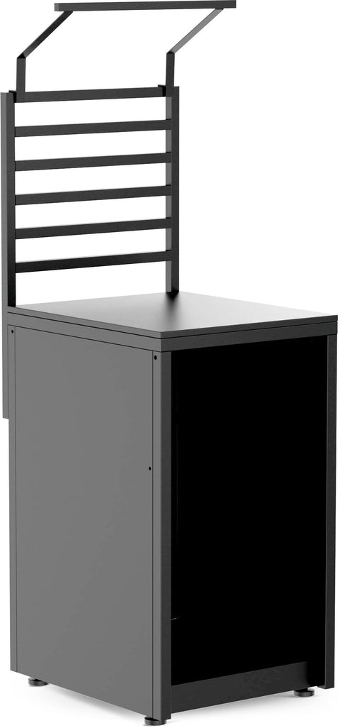 Das Cozze Elements LED-Rack für Outdoor-Küchen Kühlschrankmodul [52 cm] ist ein hoher schwarzer Metallschrank mit einer massiven Vordertür und hinteren horizontalen Stäben, ideal für die stilvolle Aufbewahrung oder Organisation.