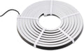 Der Cozze LED-Lichtstreifen für Elements Outdoor-Küchen [3m] hat einen schwarzen Rand, weiße Befestigungslaschen und ein schwarzes Stromkabel - perfekt für eine stilvolle Beleuchtung in Cozze Elements oder Ihrer Outdoor-Küche.