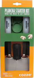 Das Cozze Plancha-Starterset von Cozze enthält zwei Quetschflaschen, einen Spatel und einen Schaber in einer farbenfrohen Verpackung mit der Aufschrift "What you need to get started" - ideales dänisches Design-Grillzubehör für das Plancha-Grillen.