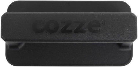 Der Cozze Plancha-Scheuerschwamm ist ein schwarzer, rechteckiger Reinigungsschwamm mit "COZZE"-Prägung auf der Vorderseite, perfekt für die Reinigung und Pflege von Plancha-Oberflächen.