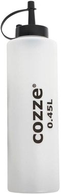 Transparente Cozze Saucenflasche [0.5L] aus Kunststoff mit schwarzer Dosierspitze und Tether - perfekt für den Grill. Seitlich mit "cozze 0.5L" in schwarzen, fetten Buchstaben bedruckt.