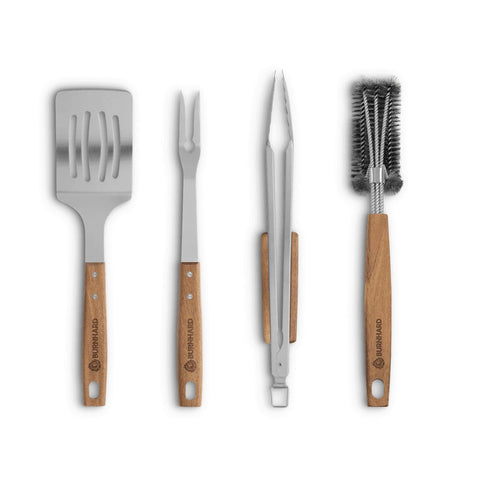 Vier Burnhard Grillbesteck Akazienholz 4-teilig (42 cm) - Grillwender, Gabel, Grillzange und Grillbürste mit Metallborsten - haben Akazienholzgriffe mit eingraviertem Burnhard-Logo.
