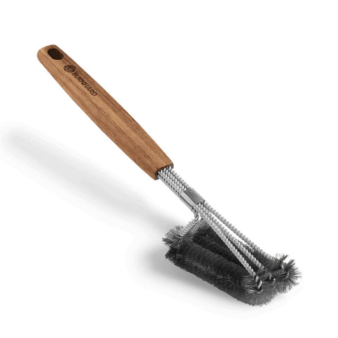 Die Burnhard Grillbürste Akazienholz [42 cm] hat einen strapazierfähigen Akazienholzgriff und gedrehte Metalldrähte mit drei Reihen Borsten, ideal für die gründliche Reinigung Ihres Grillrostes nach dem Grillen.