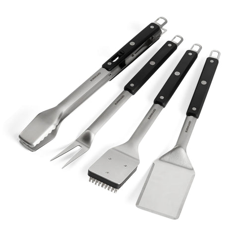 Das Burnhard Grillbesteck Edelstahl 4-tlg. Set von Burnhard besteht aus einer Edelstahl-Grillzange, einer Gabel, einem Pinsel und einem Pfannenwender mit schwarzen Griffen, die alle ordentlich auf einem weißen Hintergrund angeordnet sind.