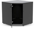 Das Cozze Elements Outdoor-Küche Eckmodul mit Tischplatte von Cozze ist ein schwarzer, fünfeckiger Eckschrank mit verstellbaren Füßen und einer teilweise offenen Tür - ideal für die Einrichtung Ihrer Outdoor-Küche.