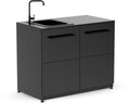 Die Cozze Elements Outdoor-Küche Spülmodul mit Tischplatte [110 cm] ist eine moderne schwarze Küchenzeile mit zwei Türen, zwei Schubladen, einer quadratischen Spüle, Edelstahl-Tischplatte und linksseitigem schwarzem Wasserhahn - ideal für stilvolles Kochen im Freien.