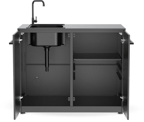 Das Cozze Elements Outdoor-Küche Spülmodul mit Tischplatte [110 cm] verfügt über einen schwarzen Schrank mit offenen Türen, ein Unterbauspülbecken, freiliegende Rohrleitungen, eine Edelstahl-Tischplatte und einen modernen schwarzen Wasserhahn - ideal für stilvolle Outdoor-Küchen.