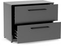 Das Cozze Elements Outdoor-Küche Schubladenmodul mit Tischplatte [110 cm] ist ein graues Modul von Cozze mit zwei Schubladen, schwarzen Griffen und einem eleganten, modernen Look mit teilweise offenen Schubladen.