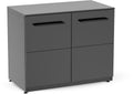 Das Cozze Elements Outdoor-Küche Türmodul mit Tischplatte [110 cm] von Cozze zeichnet sich durch ein schlichtes, modernes Design mit glatter Oberfläche, modularem Stauraum, rechteckigen Griffen und kleinen Füßen für einen klaren, minimalistischen Look aus.