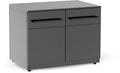 Die Cozze Elements Outdoor-Küche Türmodul niedrig mit Tischplatte (90 cm) ist ein moderner, dunkelgrauer Schrank mit zwei oberen Schubladen, zwei unteren Türen, schwarzen Griffen und kleinen Beinen - ideal zur Kombination mit einer Edelstahl-Tischplatte.