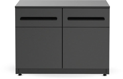 Die Cozze Elements Outdoor-Küche Türmodul niedrig mit Tischplatte [90 cm] von Cozze ist ein schwarzer, moderner Schrank in Modulbauweise mit zwei oberen Schubladen, zwei unteren Türen mit Griffmulden und steht auf vier kleinen runden Füßen.
