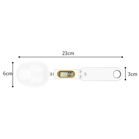Bild der weißen digitalen Löffelwaage von Pizzalovers mit markierten Abmessungen. Der Löffel ist 23 cm lang, die Schale ist 6 cm breit und der Griff ist 3 cm breit. Sie verfügt über ein LCD-Display mit „0,0“ und Tasten zur Bedienung – perfekt für hochpräzise Messungen in einem kompakten und handlichen Design.